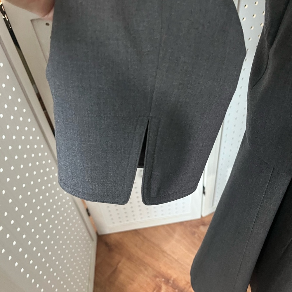 Calvin Klein 2pc Charcoal Gray Skirt Suit. Size 14. - Picture 6 of 10